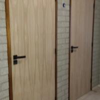 Tijdloze stompe binnendeur van onbehandeld fineer eikenhout met speciale sloten. en kwaliteit deurkruk
