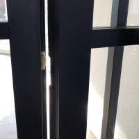 Rolslot geplaatst in een industriële deur