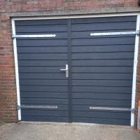Dubbele garagedeuren bij klant in Slagharen geplaatst.